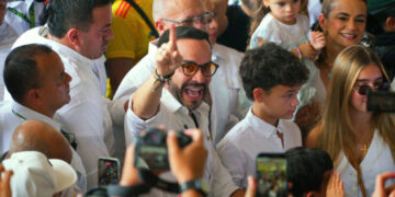 Far Right Outsider Advances in Colombia’s Heated Presidential Election