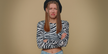 5 Signs Your Friend Secretly Wants You to Fail, According to a Psychologist