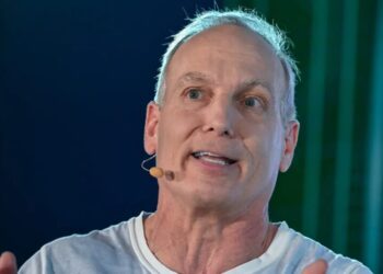 Stranded on a Denver tarmac, Booking.com’s CEO envisions the AI that should have rerouted him to Aspen before takeoff