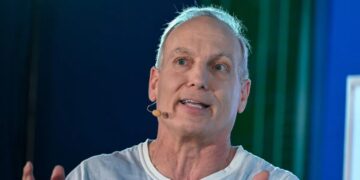Stranded on a Denver tarmac, Booking.com’s CEO envisions the AI that should have rerouted him to Aspen before takeoff