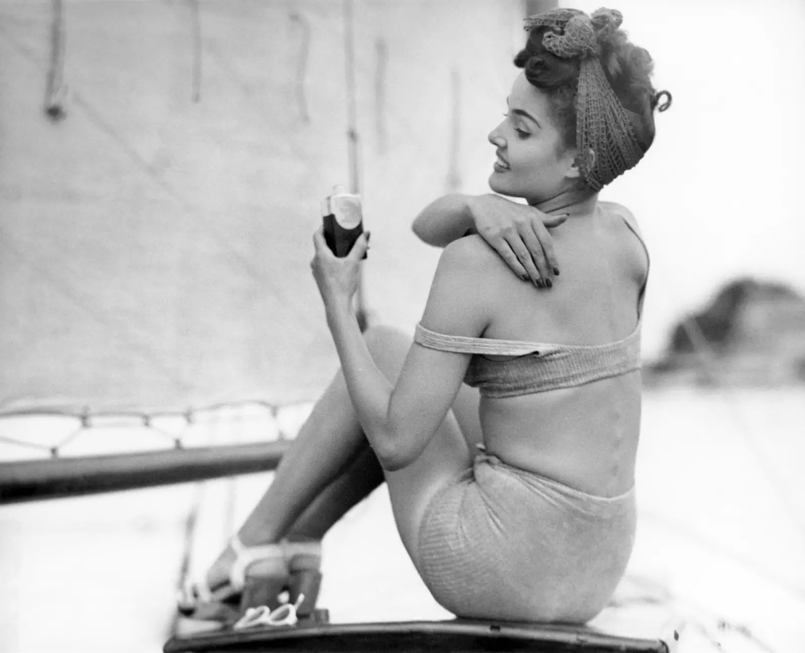 woman applying sunscreen