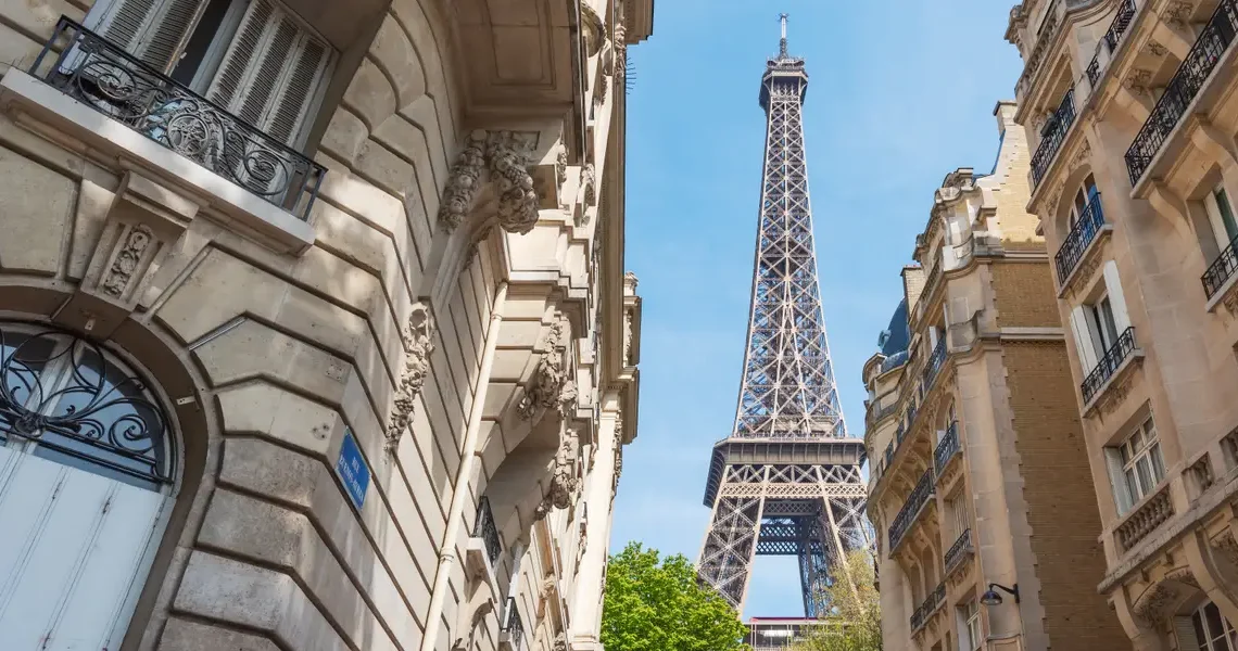 I worked as a tour guide in Paris. Here are the 5 biggest mistakes I saw tourists make.
