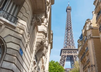 I worked as a tour guide in Paris. Here are the 5 biggest mistakes I saw tourists make.