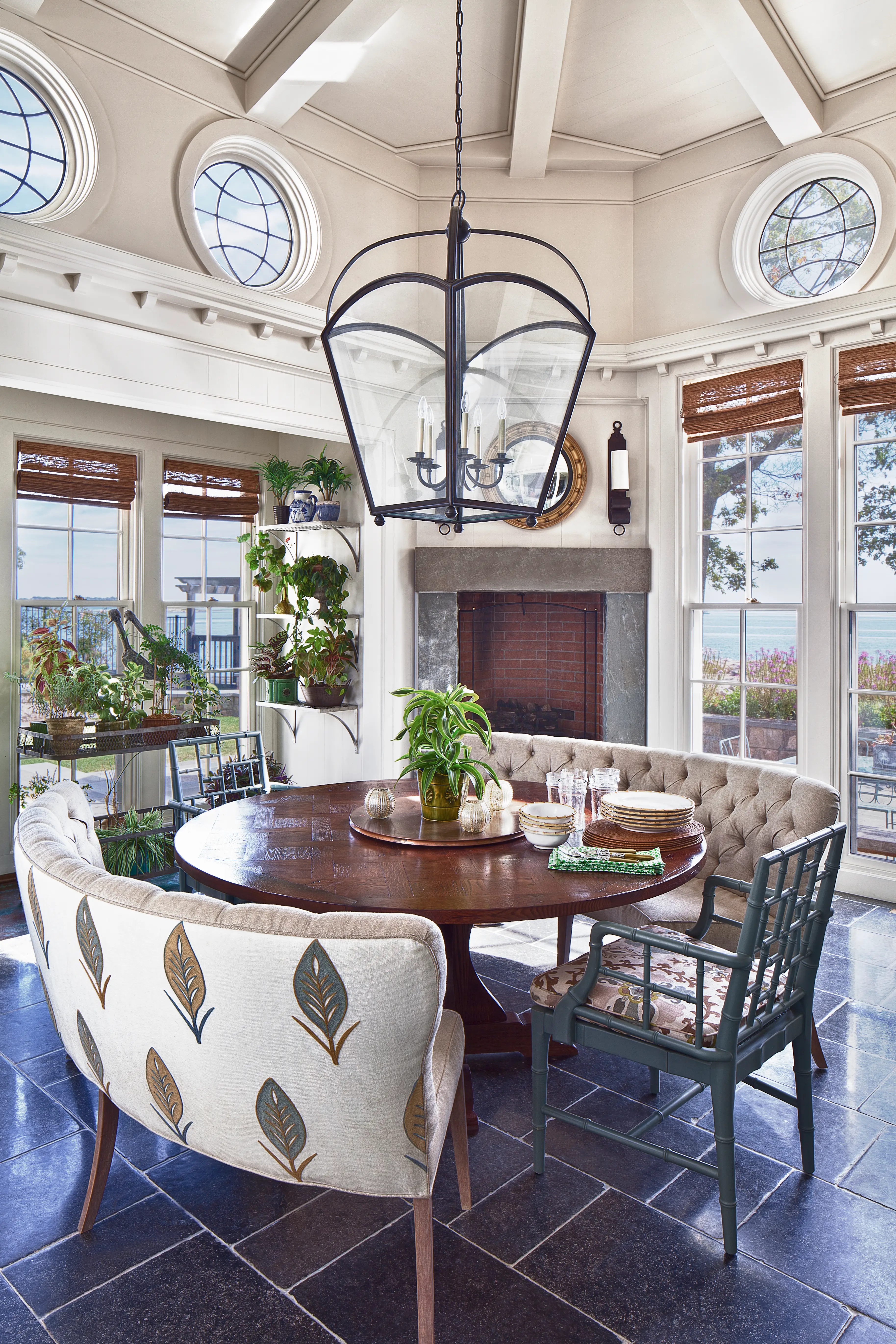 A breakfast room.