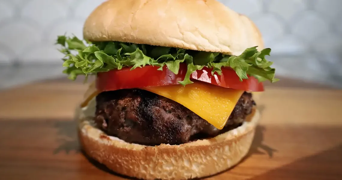 I’ve been a chef for over 15 years. Here are my 6 tips for making perfect, juicy burgers.