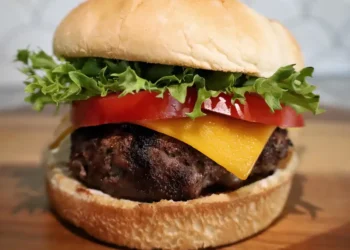 I’ve been a chef for over 15 years. Here are my 6 tips for making perfect, juicy burgers.