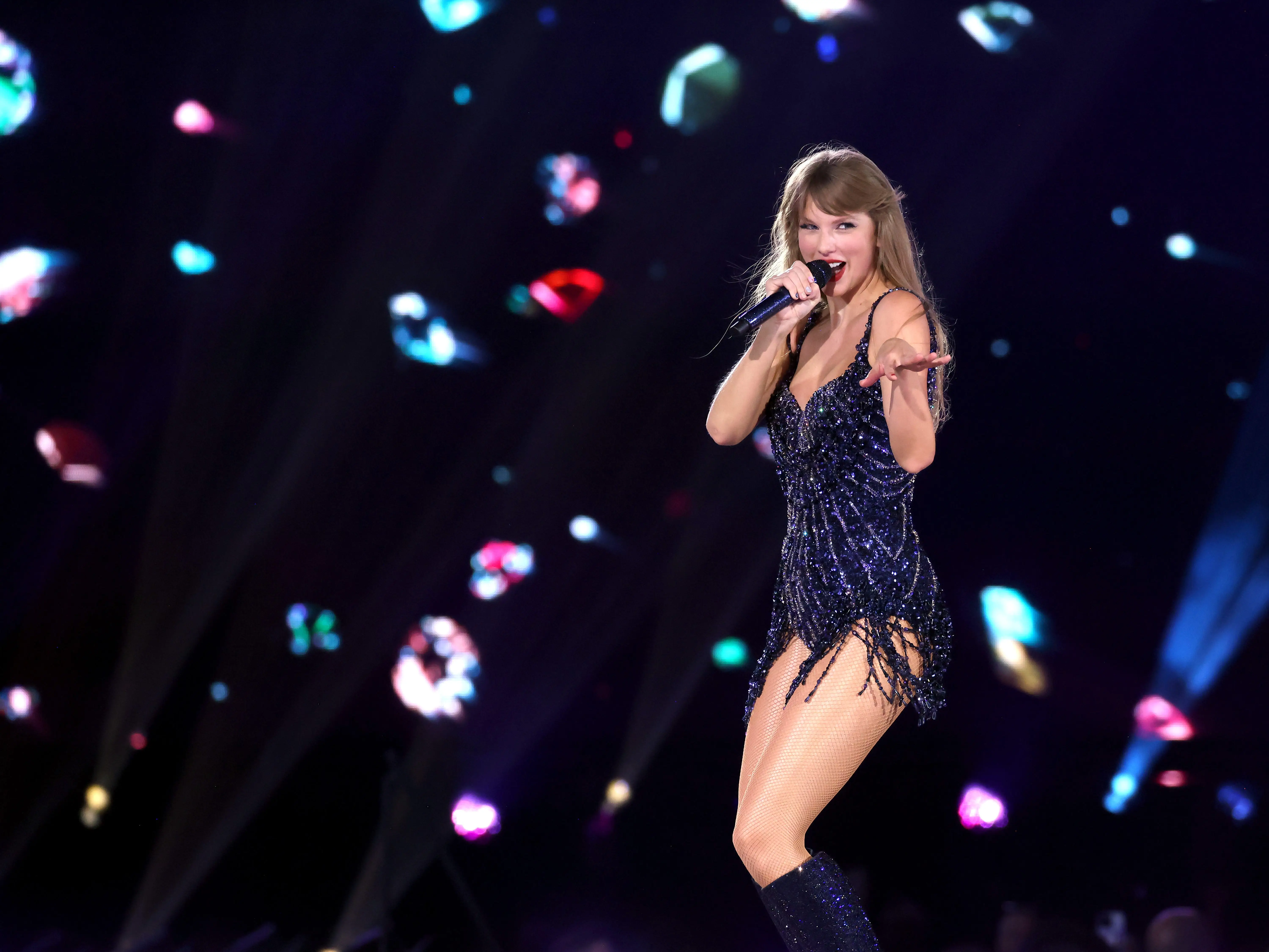 Taylor Swift performs