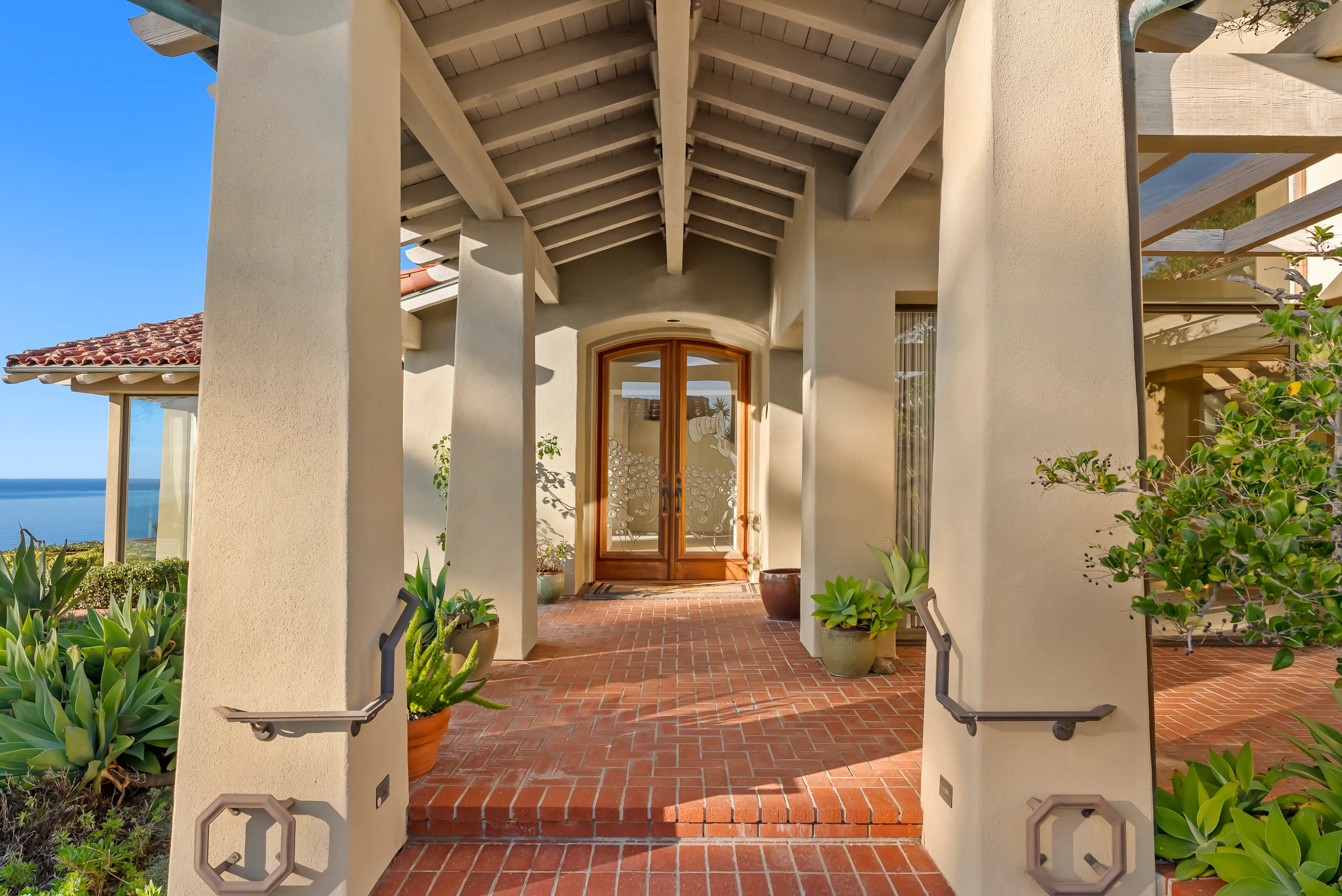 The entrance to the Geisel Estate.