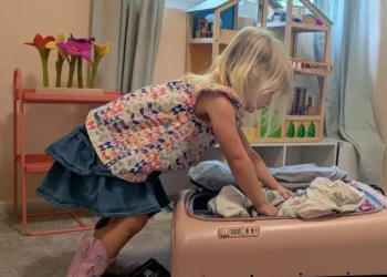 I taught my 3-year-old how to pack her own bag. I want her to be independent.