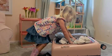 I taught my 3-year-old how to pack her own bag. I want her to be independent.