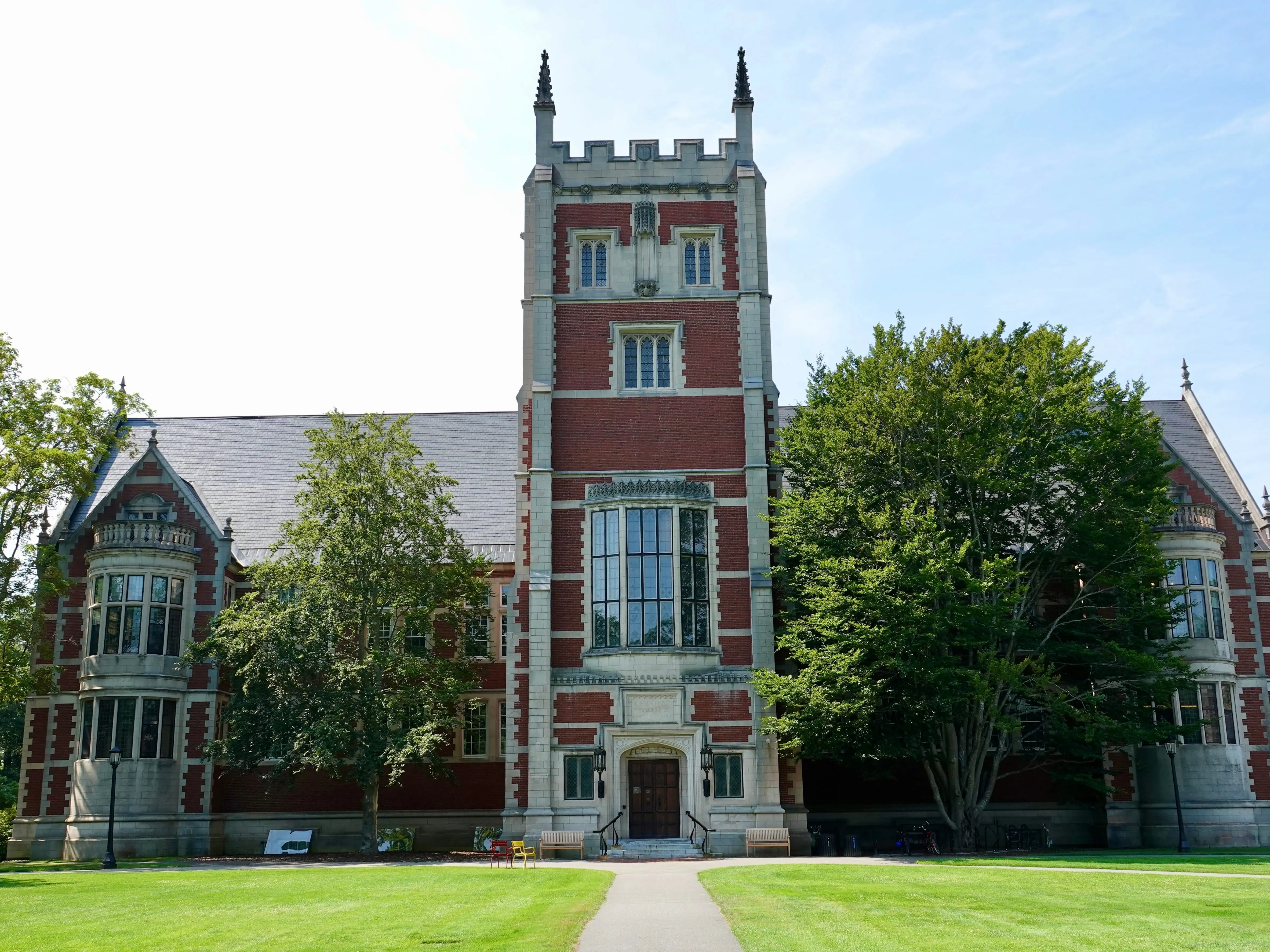 Hubbard Hall building on Bowdoin College campus.