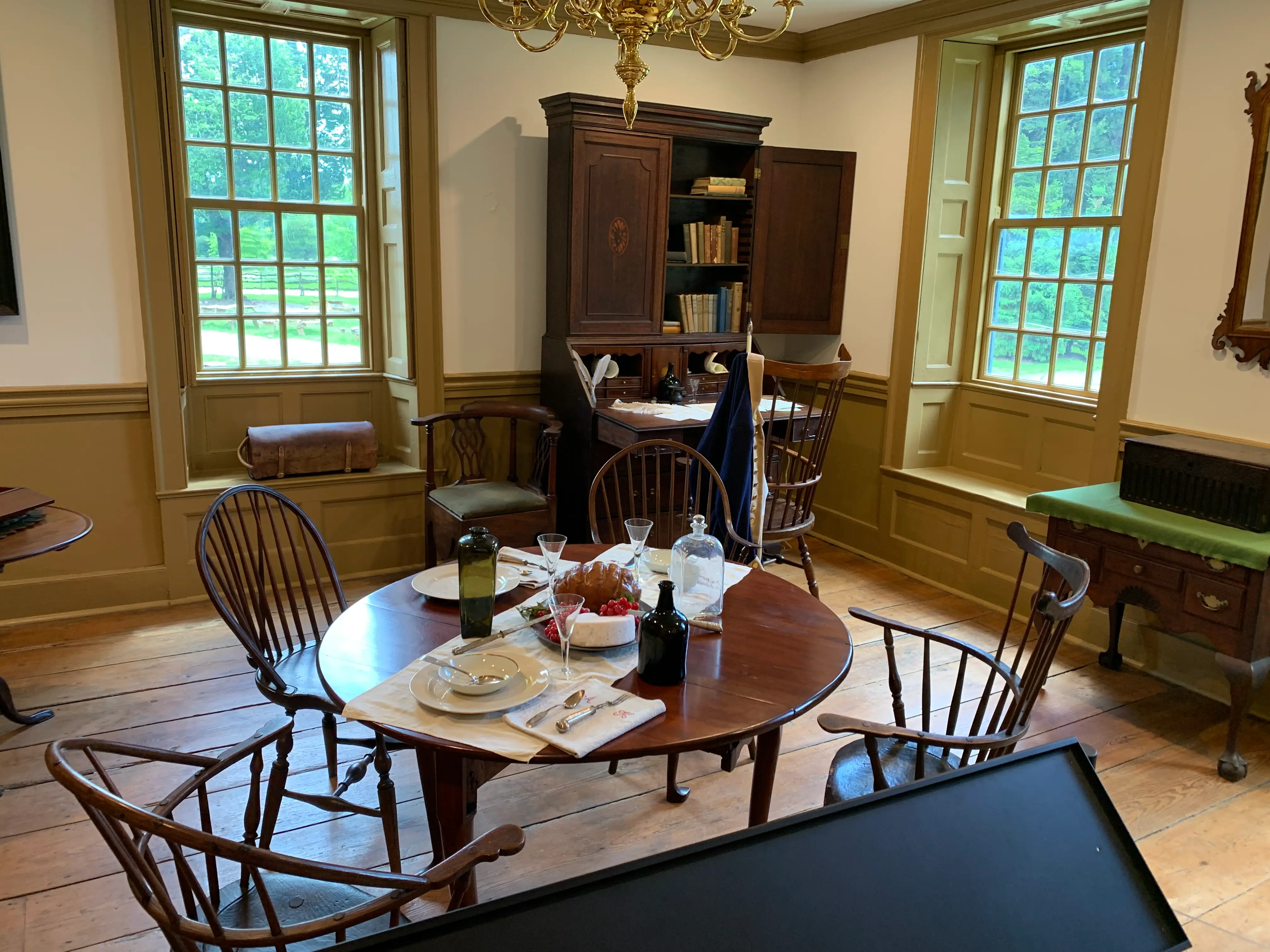 A table and a desk meant to simulate Washington's workspace