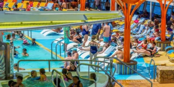 Disappointing photos show what it’s really like to go on a cruise