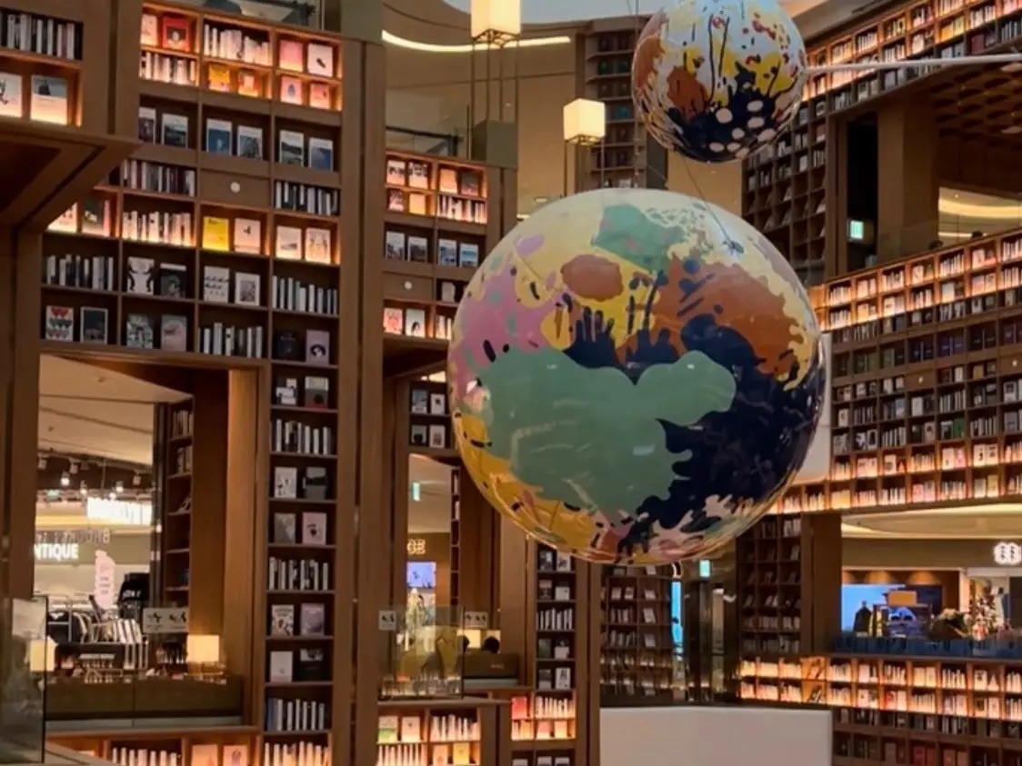 Thousands of books sitting on shelves at the Starfield Library in South Korea.