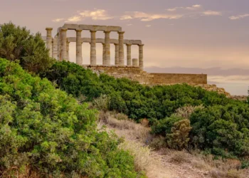 As a local, there are 8 things I wish tourists knew before visiting Greece