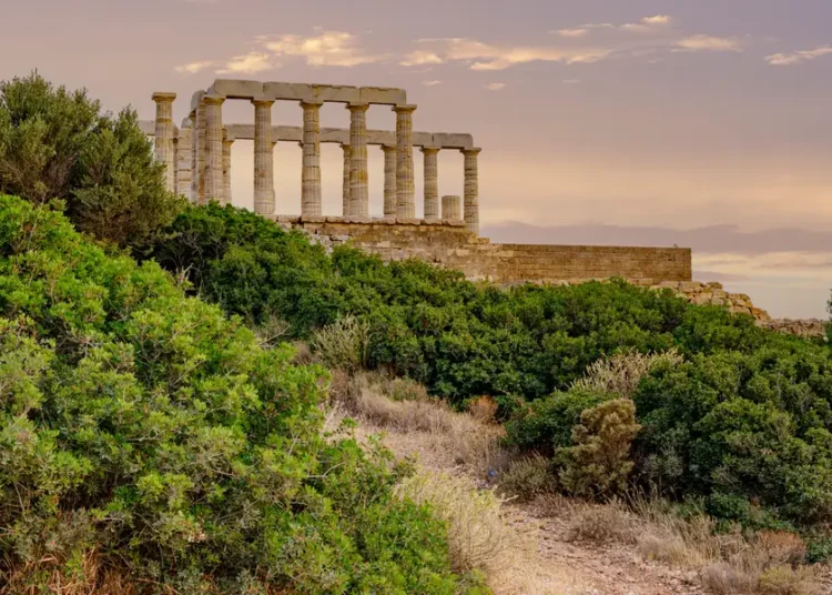 As a local, there are 8 things I wish tourists knew before visiting Greece