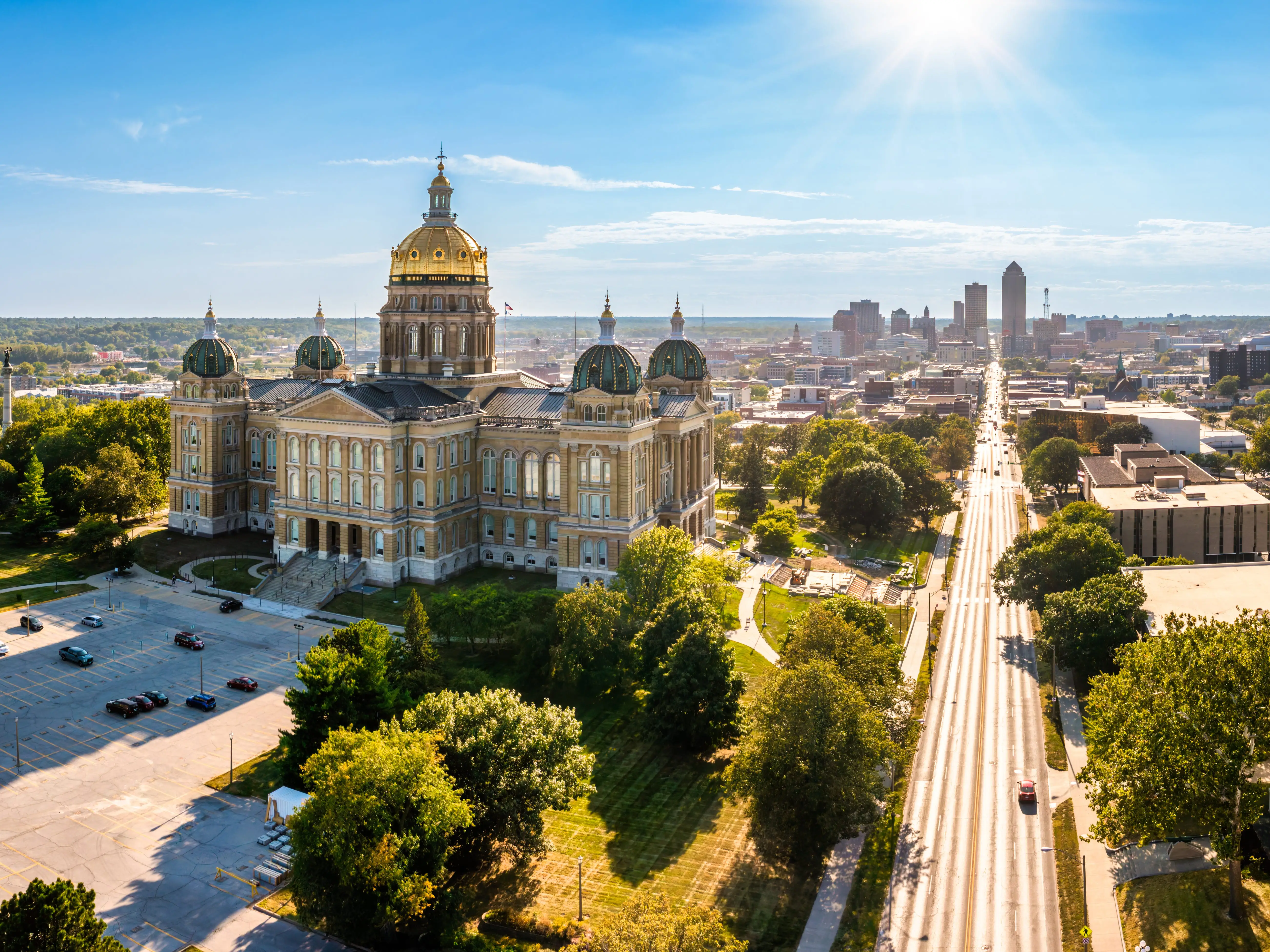 Iowa State Capitol and Des Moines skyline. The Iowa State Capitol houses the Senate, House of Representatives, the Offices of the Governor, Attorney General, Auditor, Treasurer, and Secretary of State