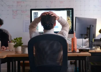 I study mentally strong people. Here are 5 signs you’re overwhelmed at work — not burned out