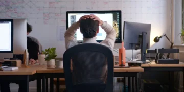 I study mentally strong people. Here are 5 signs you’re overwhelmed at work — not burned out