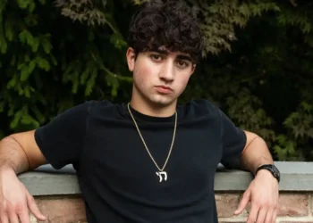 This 19-year-old sold his $30 million AI calorie-tracking startup. Now he’s tackling doomscrolling.