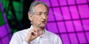 ‘Godfather of AI’ Geoffrey Hinton says the war in Ukraine changed his view of military AI