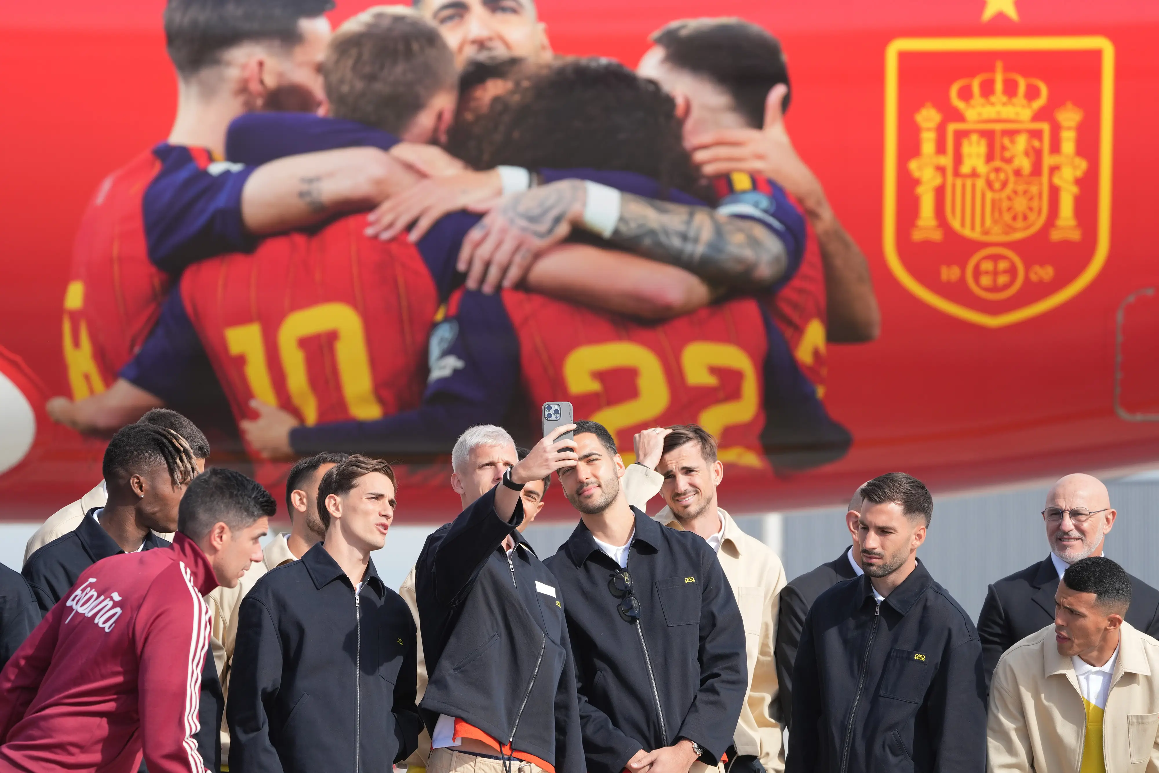 The Spanish national team players and their coach, Luis de la Fuente, before catching their flight to the World Cup.