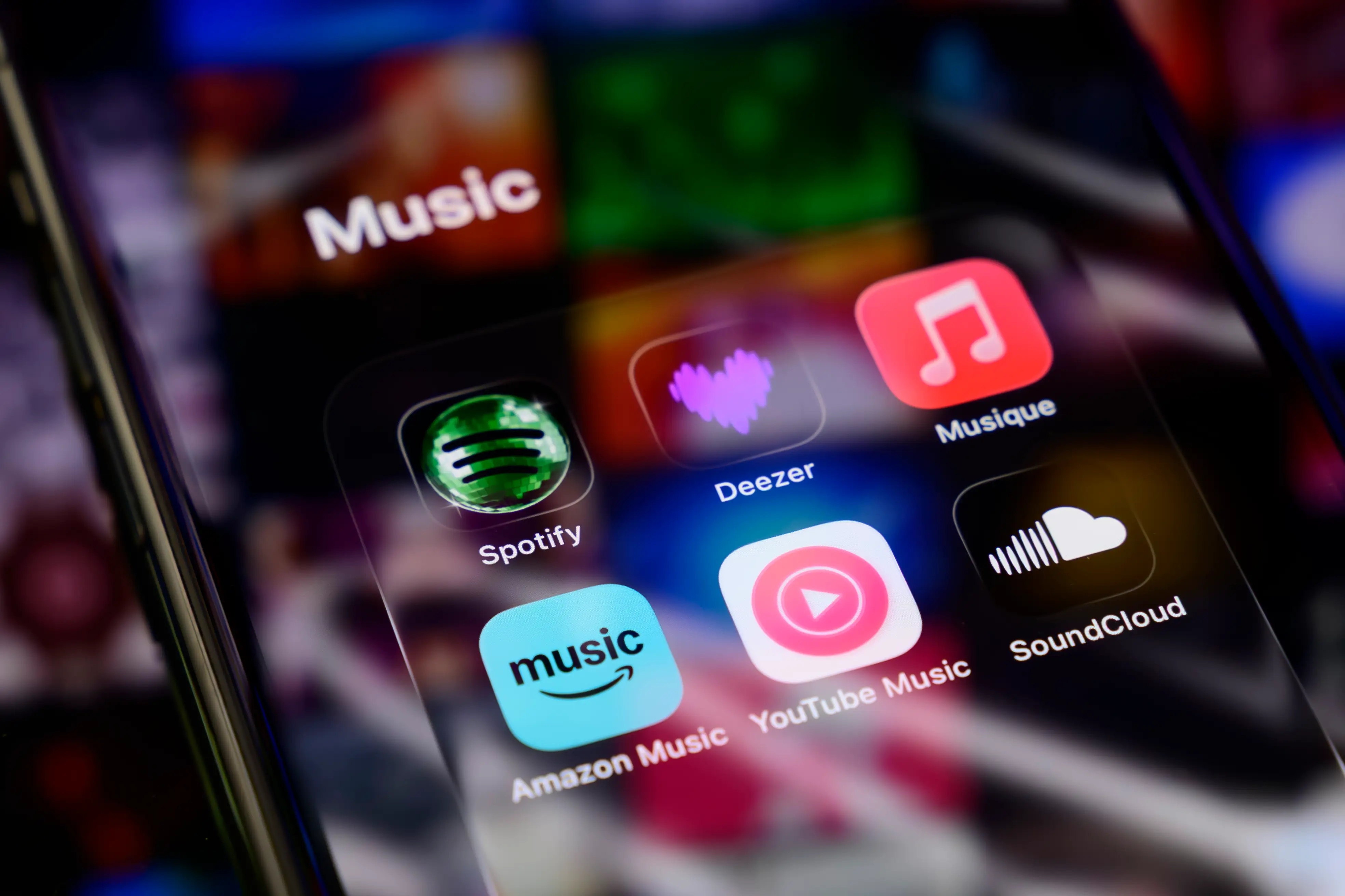 Illustration of Deezer music streaming, a music streaming application in France, January 27, 2026. Black headphones surround a smartphone against a turquoise background. The screen displays the Deezer logo on a purple background with a heart-shaped sound wave. The visual evokes a personalized and connected music experience, highlighting the