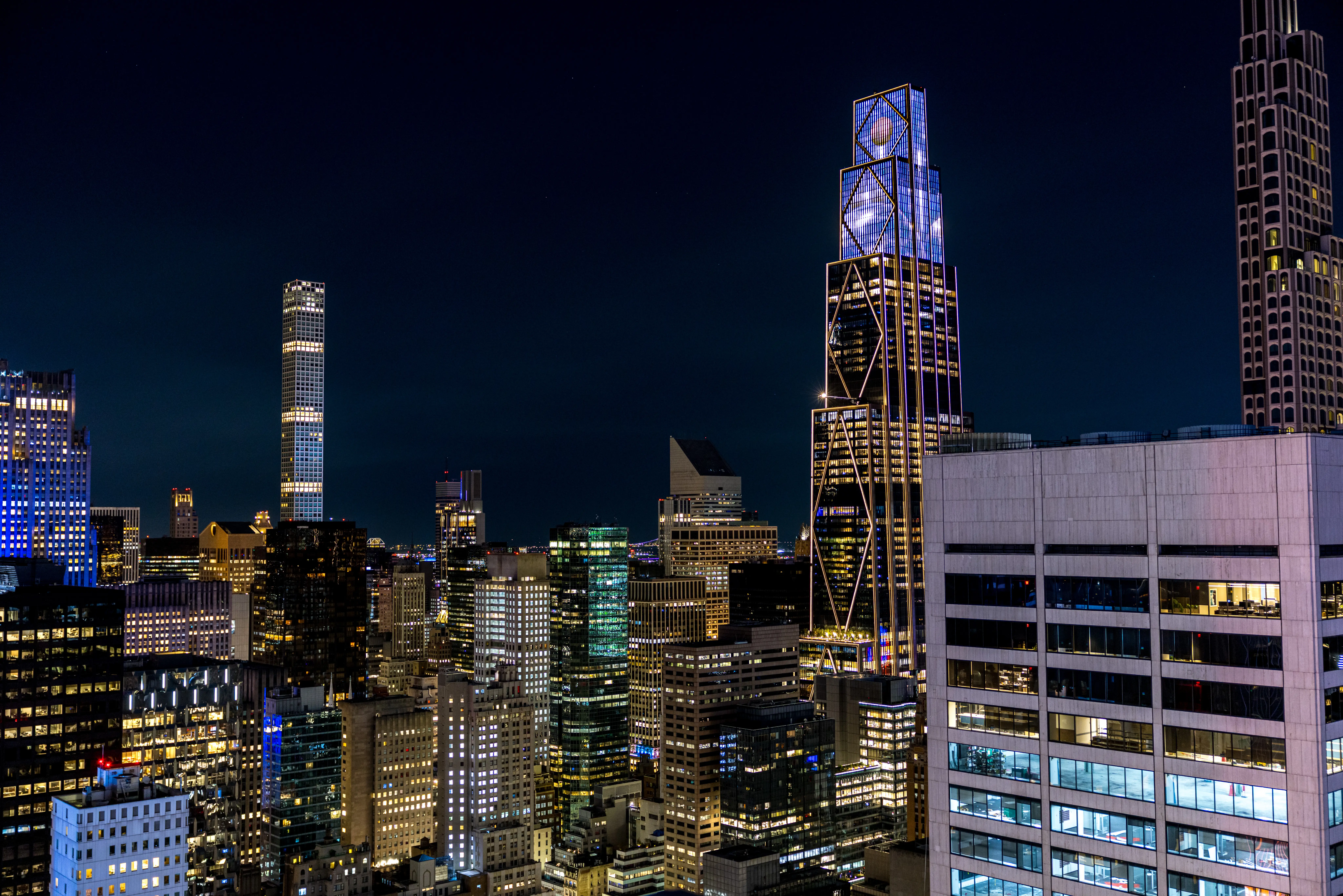 JPMorgan's headquarters and Manhattan skyline.