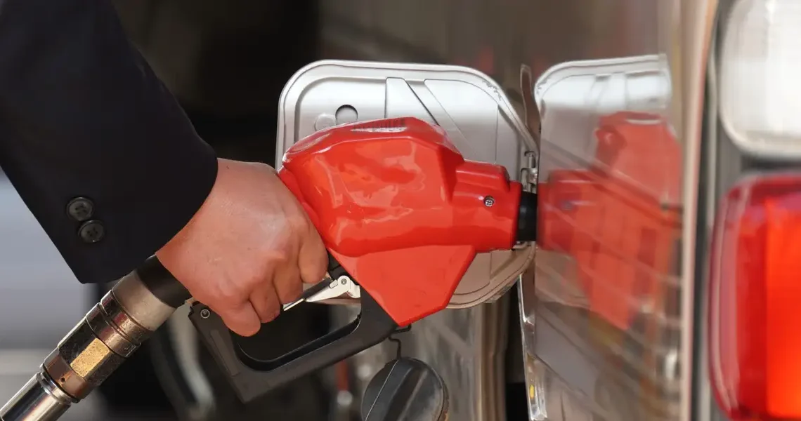 Gas prices have fallen for 3 straight weeks, but they’re still above $4 a gallon