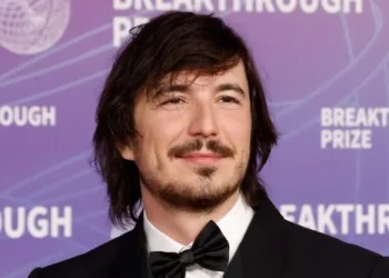 Robinhood layoffs will cut 10% as part of an org chart ‘flattening.’ Read the CEO’s memo.
