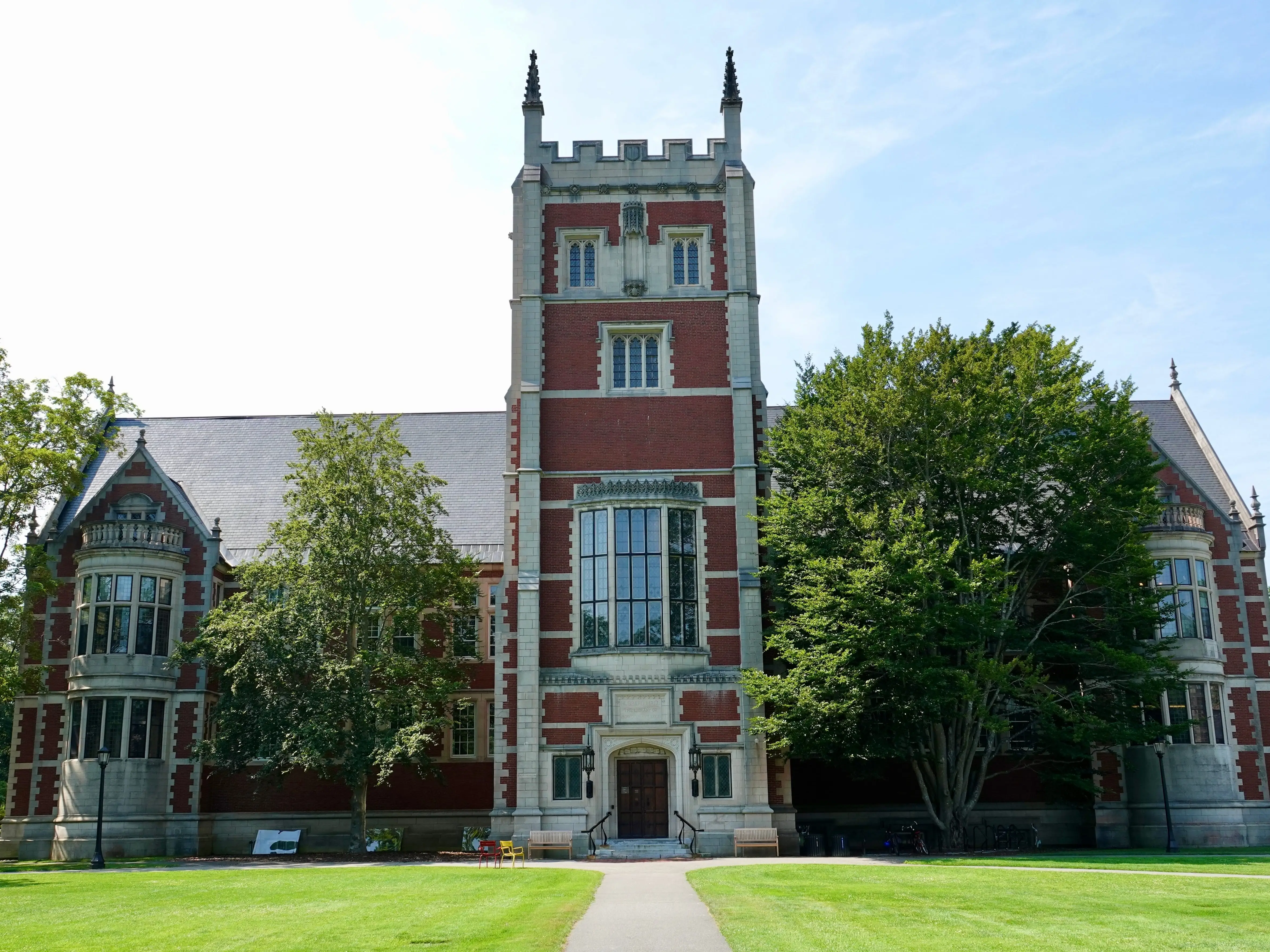 Hubbard Hall building on Bowdoin College campus.