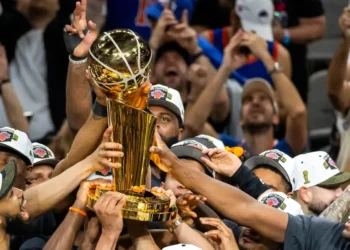 The latest NYC hustle: $100+ to hold a Knicks parade spot