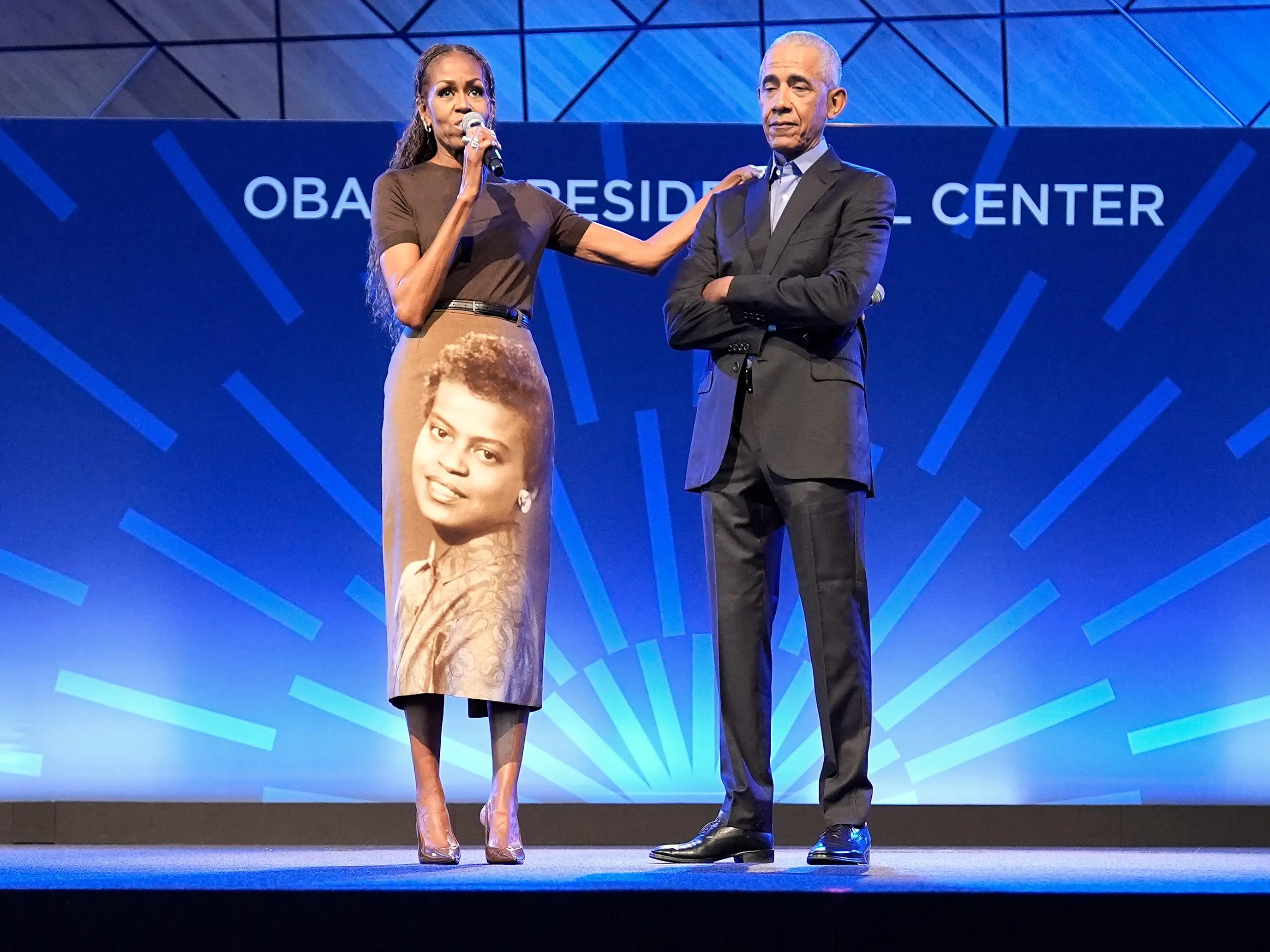 Michelle Obama wears a skirt with her mother's portrait on it.