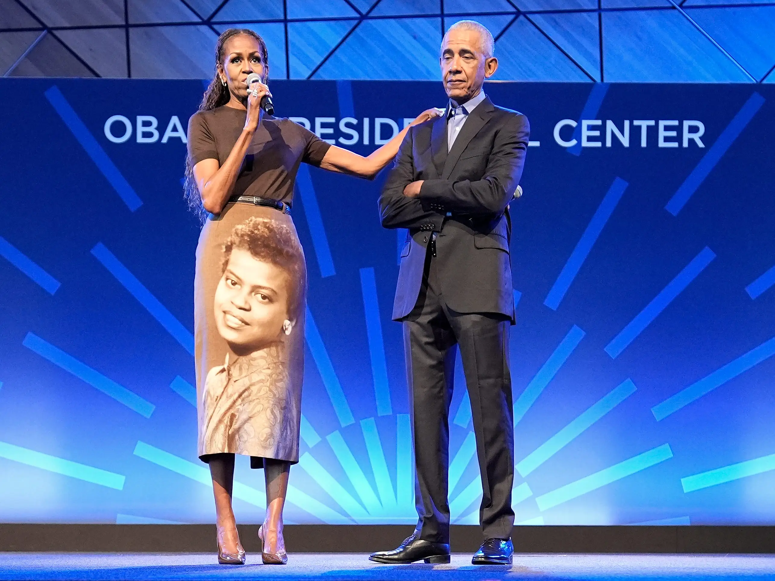 Michelle Obama wears a skirt with her mother's portrait on it.
