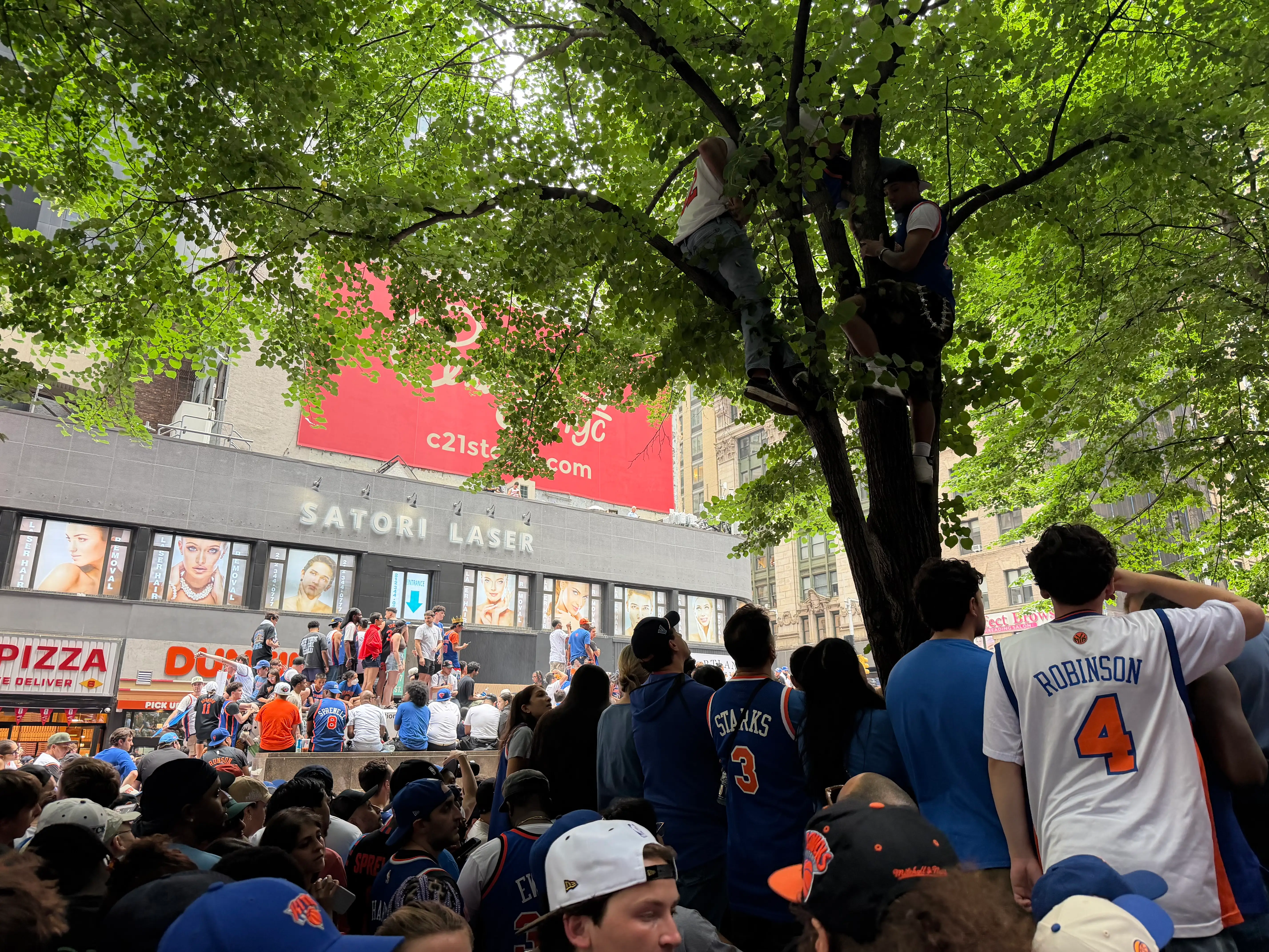 Poeple outside the Business Insider office for the Knicks parade