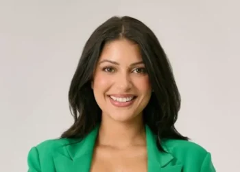 I’m a former recruiter turned content creator. Don’t customize your résumé, don’t overdo LinkedIn, and 10 other tips for job seekers.