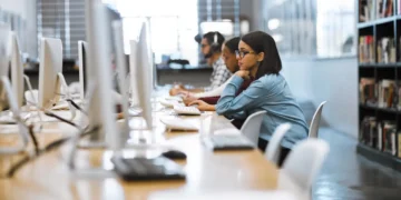I’m a college admissions expert, and my top students use AI. Here’s how your kids should use AI on their essays.