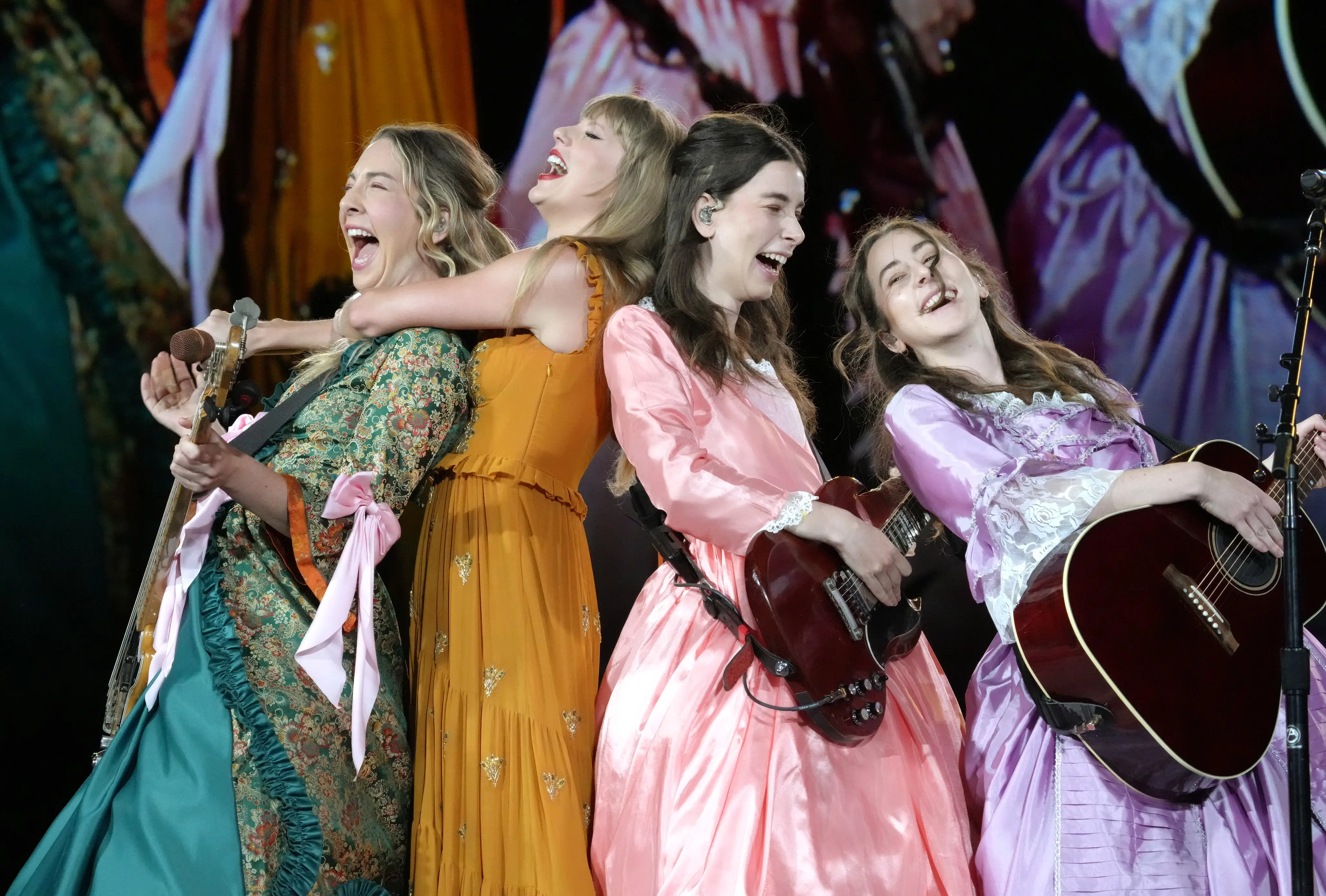Taylor Swift on stage with the Haim sisters