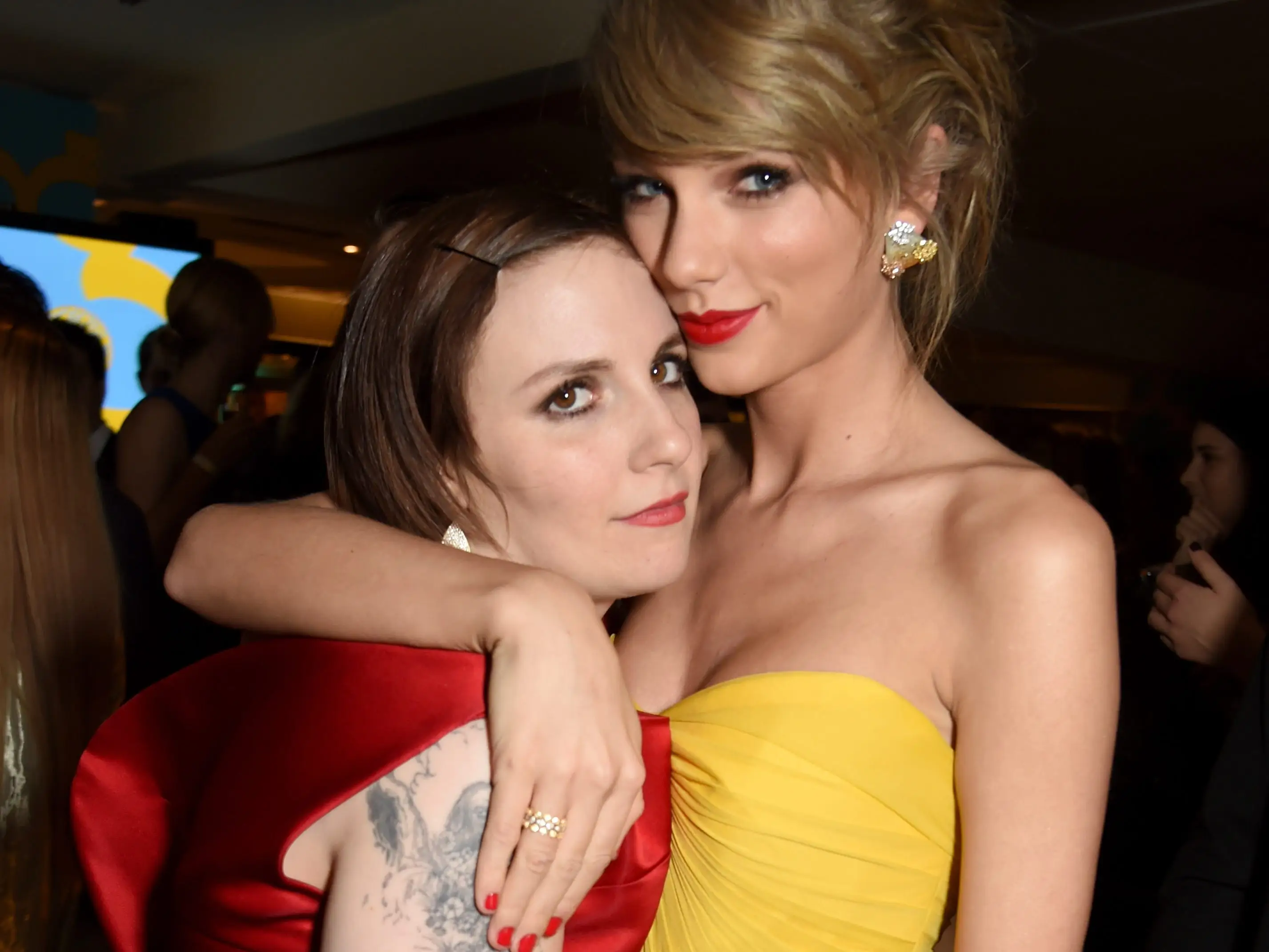 Lena Dunham being hugged by Taylor Swift in 2015