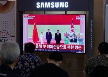 Chinese leader Xi Jinping makes rare trip to North Korea in show of unity