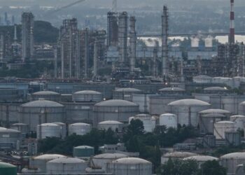 While the World Scrambles for Oil, China Sits on Full Tanks