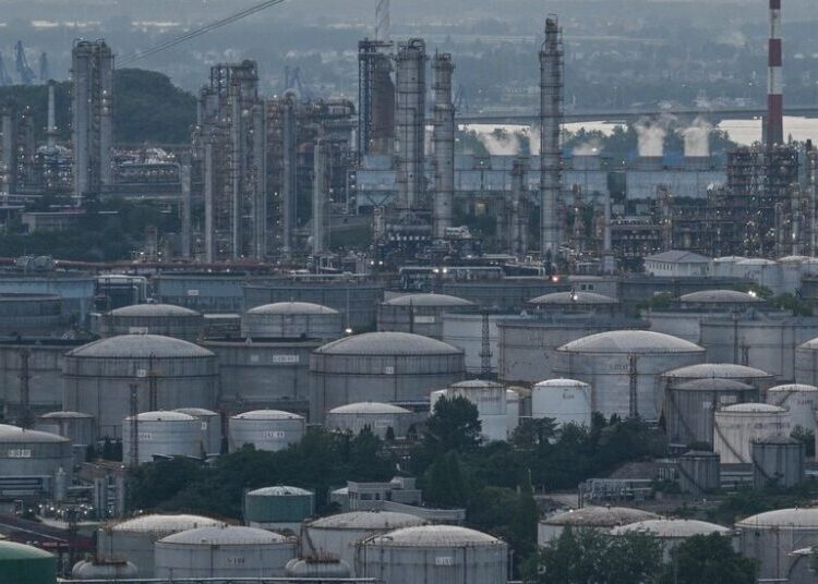 While the World Scrambles for Oil, China Sits on Full Tanks