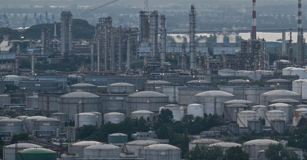 While the World Scrambles for Oil, China Sits on Full Tanks