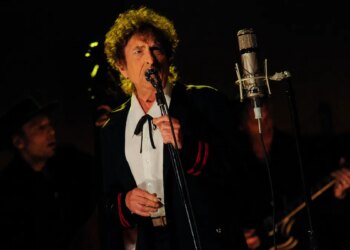 Jeff Tweedy Was Once the Middleman for a Flirty Exchange Between Bob Dylan and a Legendary Soul Singer