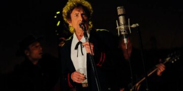 Jeff Tweedy Was Once the Middleman for a Flirty Exchange Between Bob Dylan and a Legendary Soul Singer