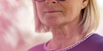 A dying woman’s vision comforts her hospice nurse daughter