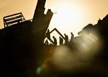 Quakes give U.S. opportunity to transform Venezuela from foe to friend