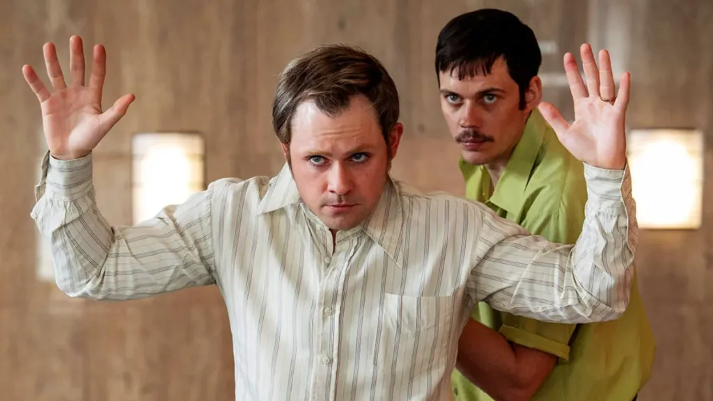 Dacre Montgomery and Bill Skarsgård in 