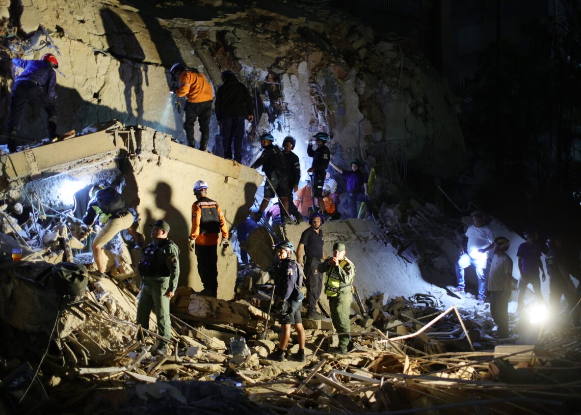 With little official help, Venezuelans in earthquakes rescue themselves