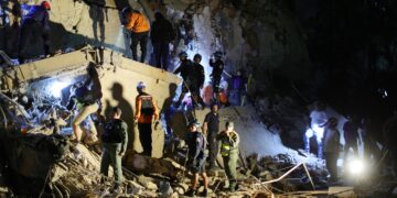 With little official help, Venezuelans in earthquakes rescue themselves